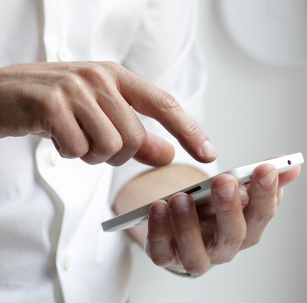 man using ascertus end user support of his mobile phone